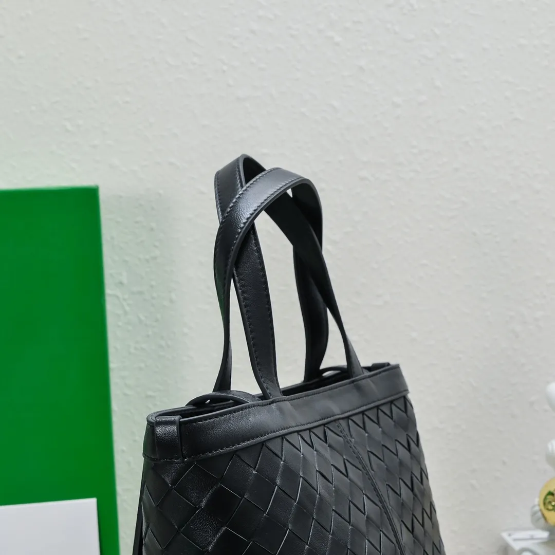 Batch 1500 #Bv 2023 new product Flip Flap tote bag, simple and practical tote body design, classic leather weaving, fully displaying Bv craftsmanship, and making the whole bag look more refined. The small zipper pocket can be placed inside the bag, or can be placed outside as a handbag seal. The versatile small tote [happy] is both fashionable and practical. It is suitable for a variety of occasions. It is made of top-grade happa lambskin. It is very soft and lightweight. The bag shape that can stand up without falling down is really nice. It is the first choice for fashion workers and expectant mothers. Size: 23x18.5x15, model: 7746